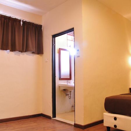 Bemo Corner Guest House Kuta Lombok Habitación foto